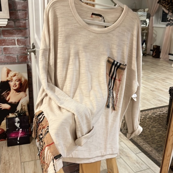 Designer inspired long sleeve baggy top great over leggings or jeans. - Picture 4 of 6